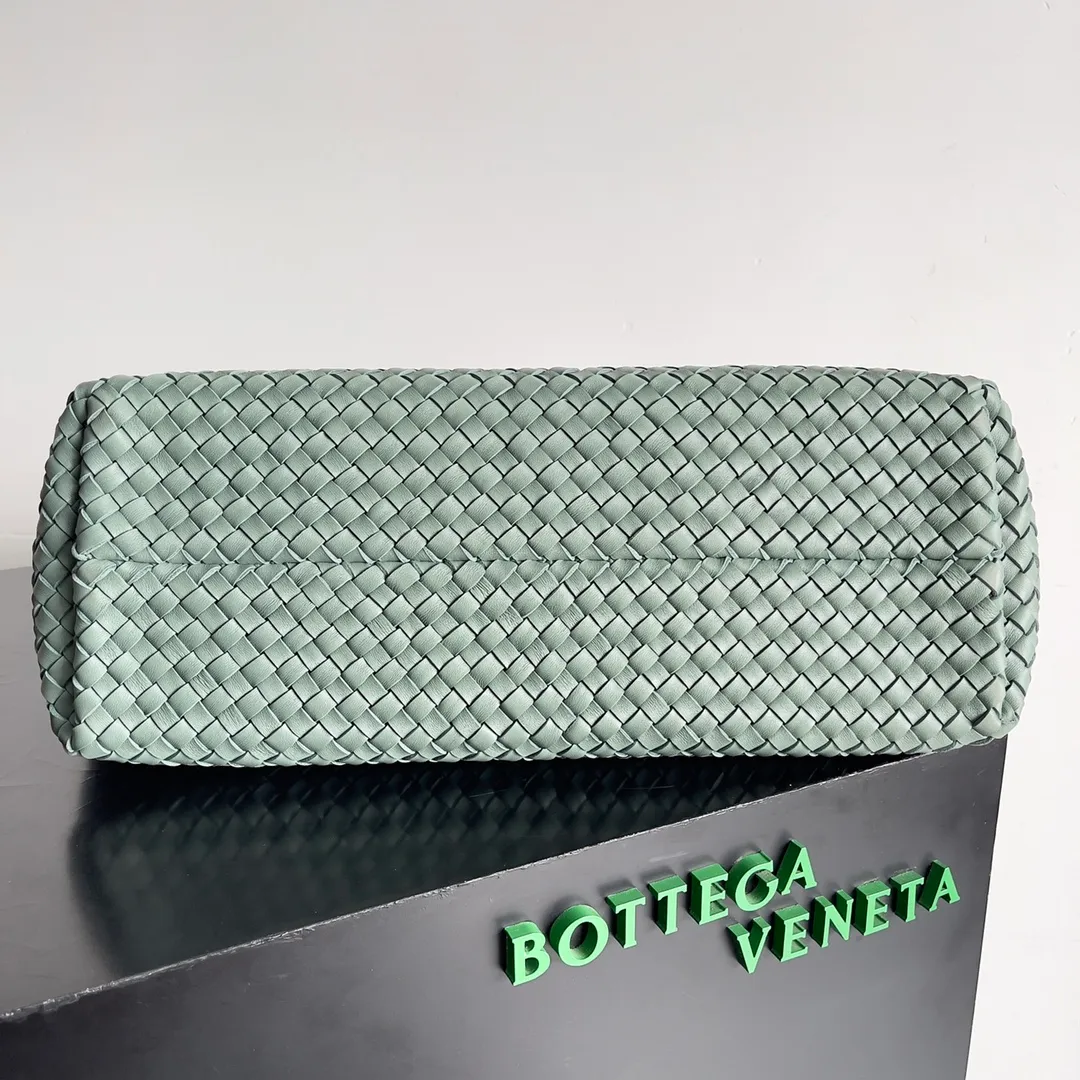 Batch 2860 Classic returns... (large size 51cm) • Cabat, born in 2001, is one of the most iconic styles of the Bottega Veneta workshop. The whole bag is made of top-grade imported lambskin. There is no exposed logo on the whole bag, but with the classic wide woven elements, you can tell who it belongs to at a glance! Can be carried on one shoulder, very practical! Style number: 608811 Size: 51*18*28